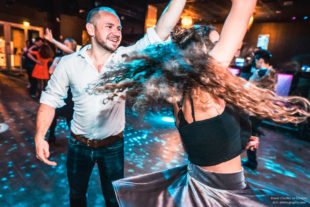 Danseur osant danser le Rock 4 Temps avec une danseuse