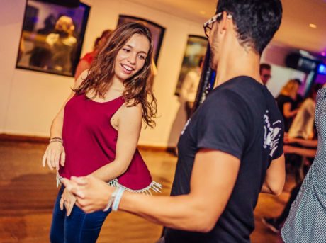 Superbe danseuse invitée par un danseur osant lui demander une danse