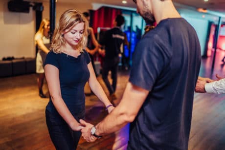 Couple de danseurs se tenant la main et dansant sur leur chanson préférée